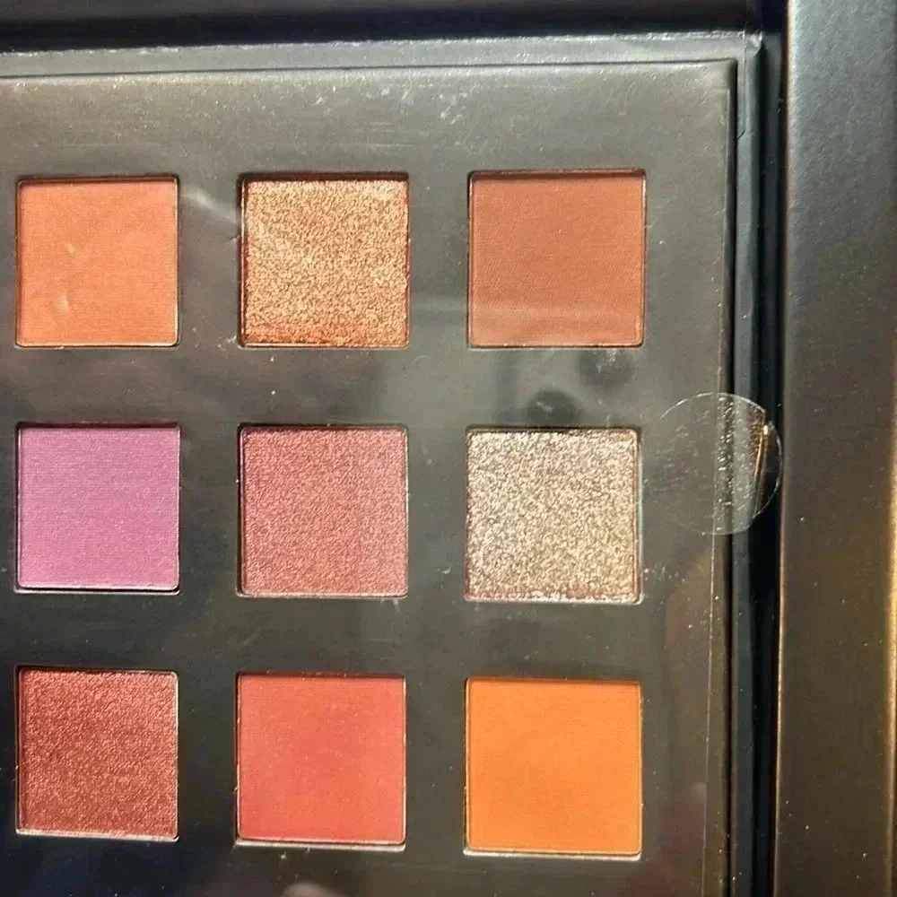 Seductive eyes eyeshadow palette. Mirrored compact with 18 shades.